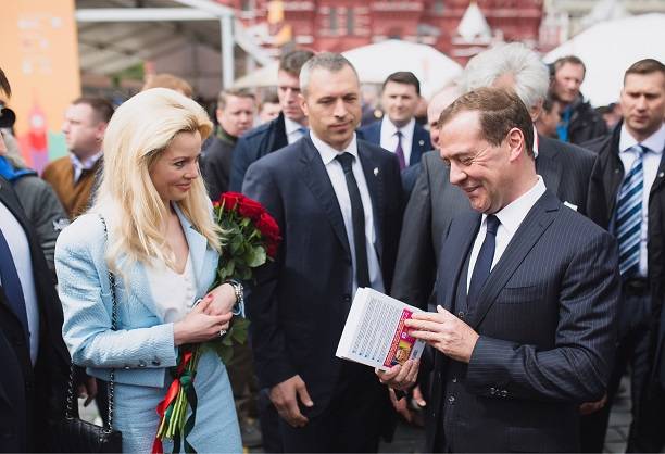 Дмитрий Медведев получил в подарок книгу рецептов успешного бизнеса