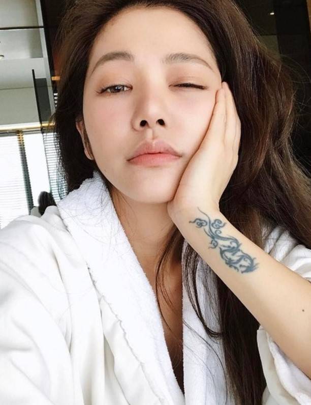 42-летняя китаянка с внешностью 15-летнего подростка шокировала Интернет