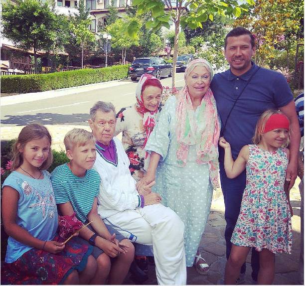 Николай Караченцов отдыхает с семьей в Болгарии