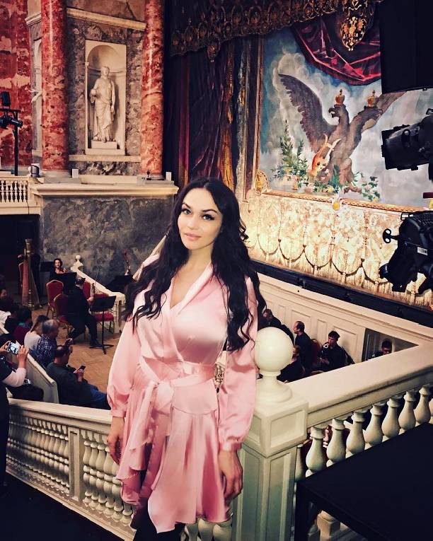 Алена Водонаева явилась в театр в халате