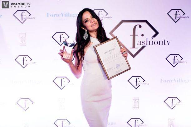Шикарная брюнетка Аделина Шарипова завоевала премию "Актриса года"