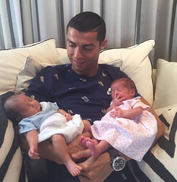 Криштиану Роналду поделился фотографией новорожденных близнецов
