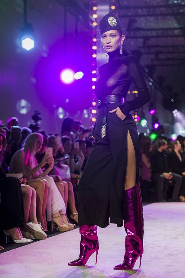 Белла Хадид вышла на подиум в обтягивающей прозрачной блузке
