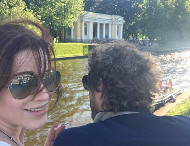 Алена Хмельницкая поделилась снимками с романтической прогулки с любимым