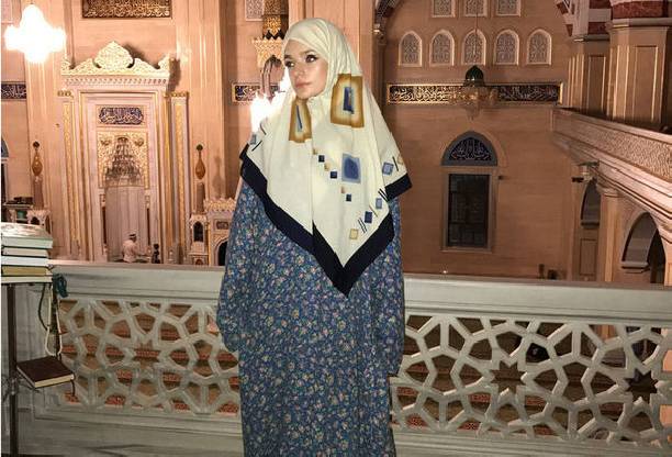 Елизавета Пескова одела хиджаб и посетила мечеть