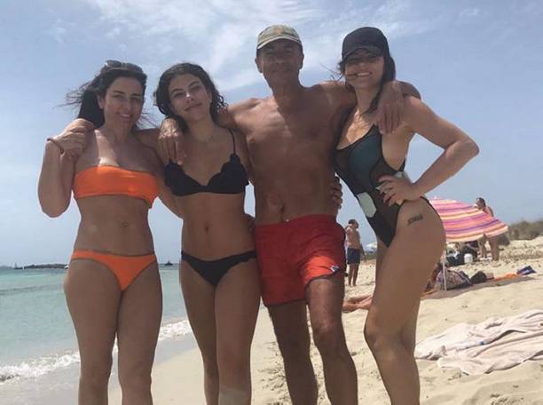 Игорь Крутой с семьей запечатлен на пляже на Ибице