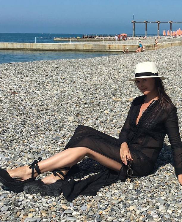 Оксана Федорова оттянулась на яхте и сделала пляжную фотосессию