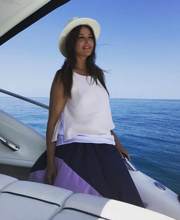 Оксана Федорова оттянулась на яхте и сделала пляжную фотосессию