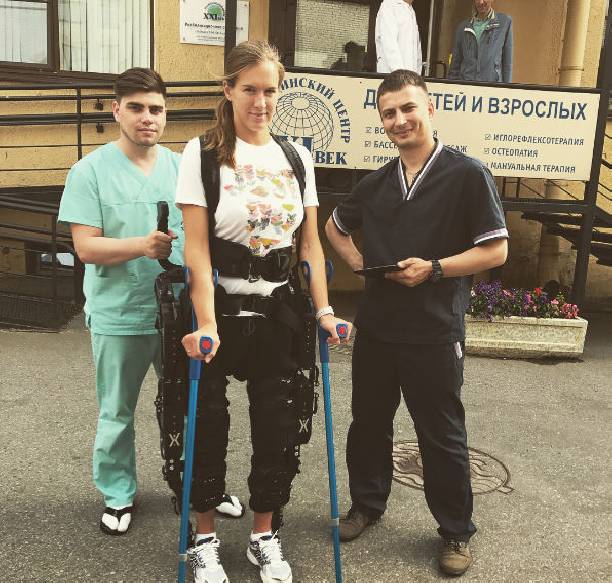 Прикованная к инвалидной коляске Мария Комиссарова пытается делать первые шаги