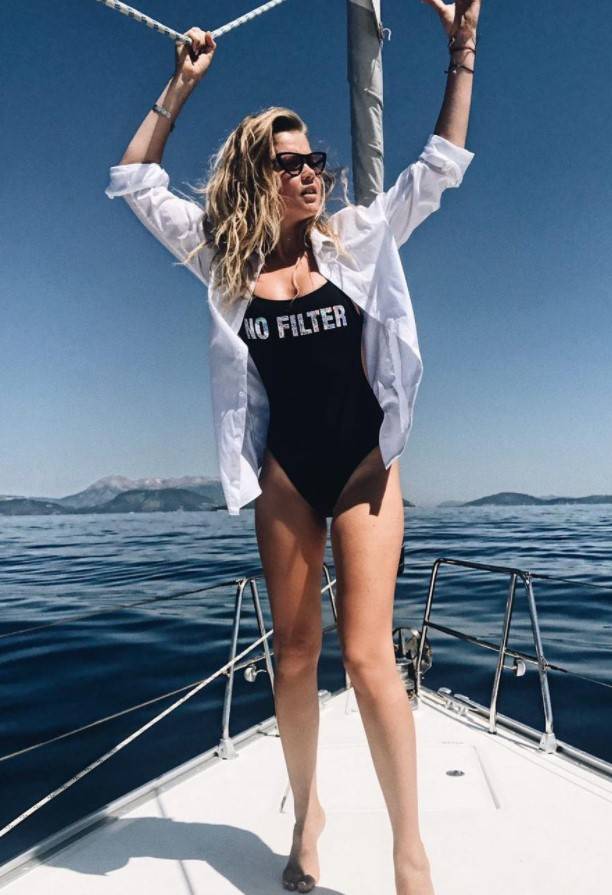 Мария Ивакова устроила пикантную фотосессию на яхте в Греции