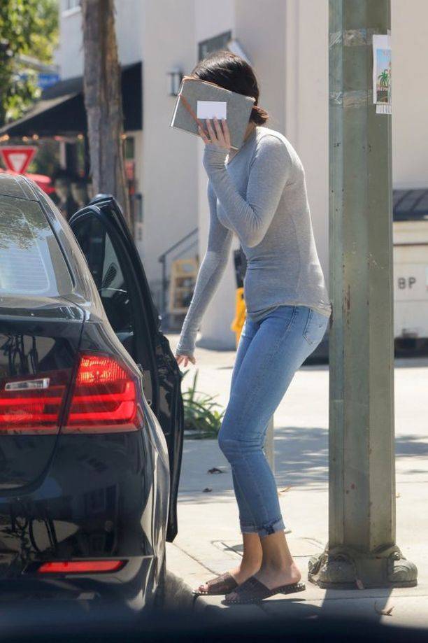 Селена Гомес обеспокоила папарацци болезненным видом Селена Гомес обеспокоила папарацци болезненным видом