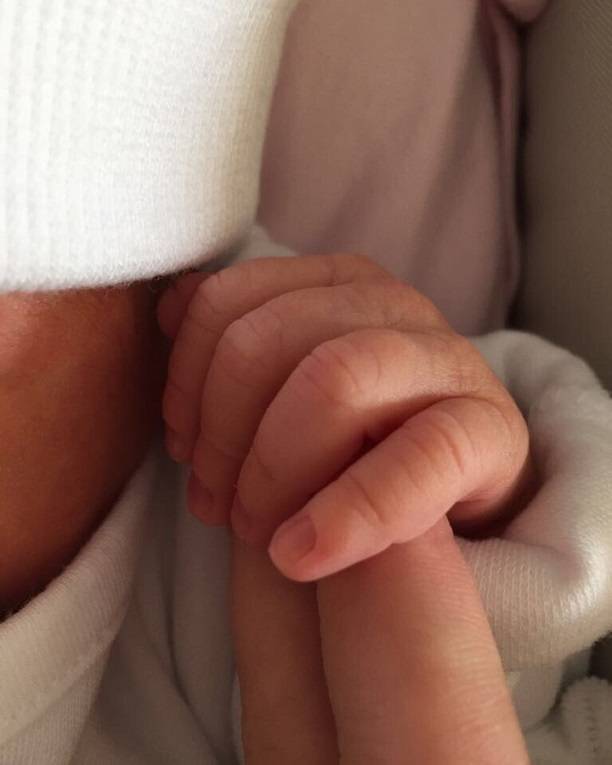 Максим Фадеев опубликовал фото новорожденной дочери Юлии Савичевой