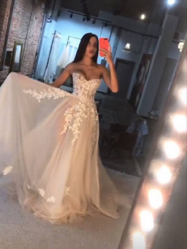 Анастасия Решетова заинтриговала фанатов фотографией в свадебном платье