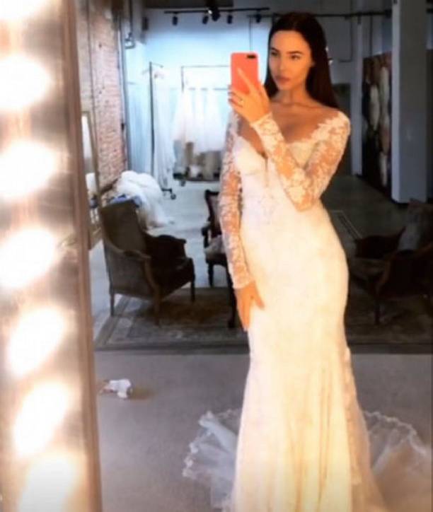 Анастасия Решетова заинтриговала фанатов фотографией в свадебном платье