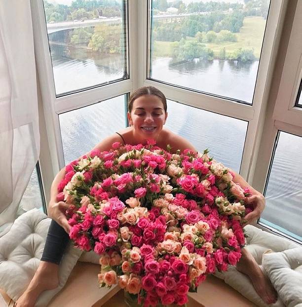 Анна Седокова без макияжа продемонстрировала шикарный подарок от поклонника