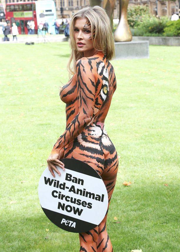 Джоанна Крупа встала расписанной грудью на защиту животных
