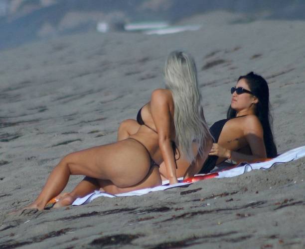 Ким Кардашьян произвела фурор, появившись на пляже Малибу в стрингах