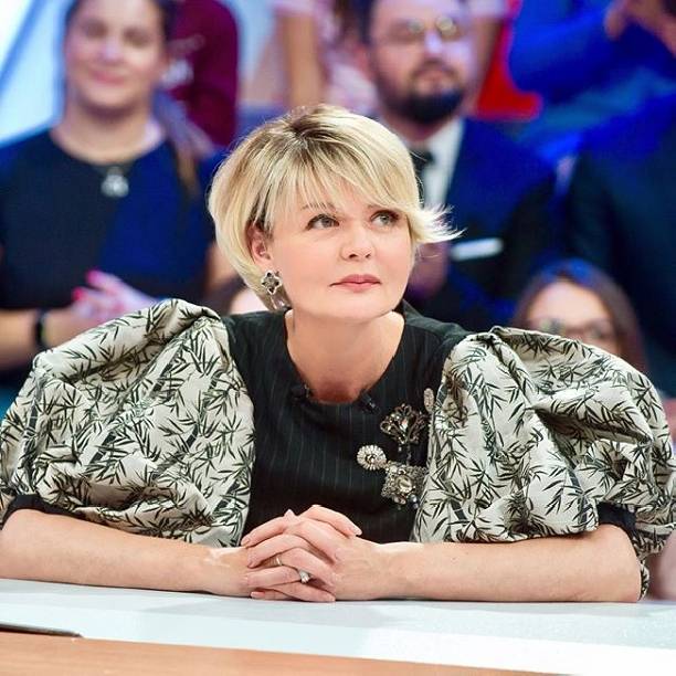 Юлия Меньшова никак не может завоевать сердца поклонников телепрограммы "Сегодня вечером" 