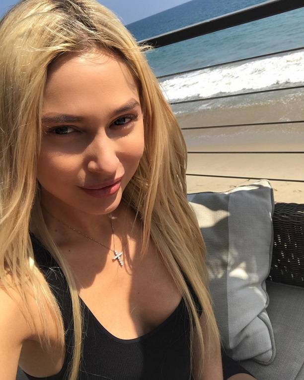 Наталья Рудова настойчиво предлагает посмотреть её грудь