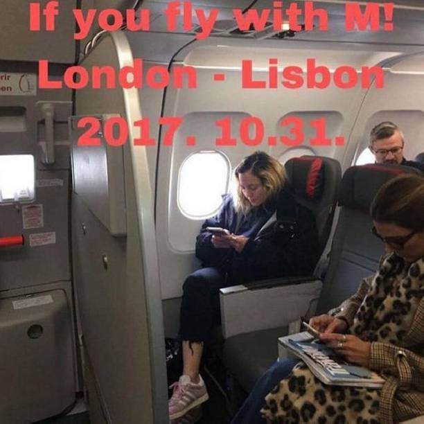 Мадонна была замечена в самолете в эконом-классе