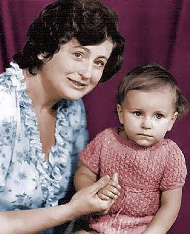 Ани Лорак растрогала подписчиков своей детской фотографией с мамой
