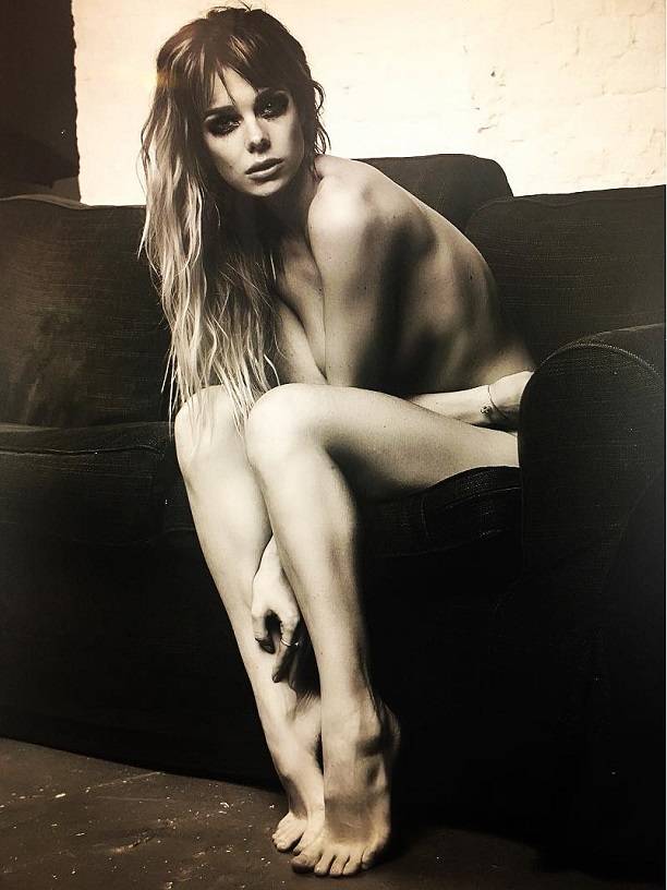 В сети появилось фото Анны Старшенбаум не вошедшее в эротическую фотосессию для мужского журнала