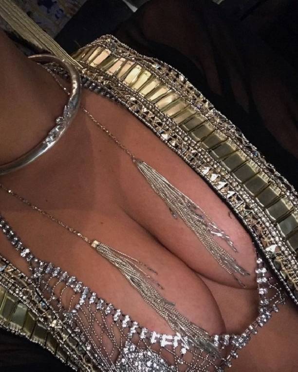 Леди Гага в стальном бикини показала соблазнительные формы, которые ласково назвала персиками