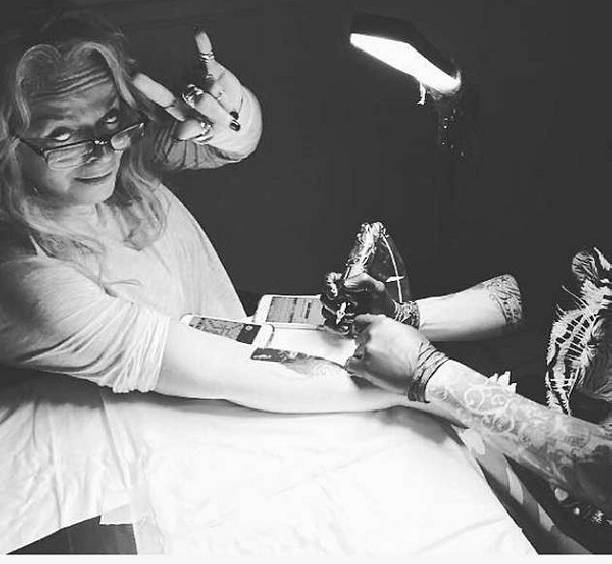 62-летняя Лариса Долина похвасталась своей новой татуировкой