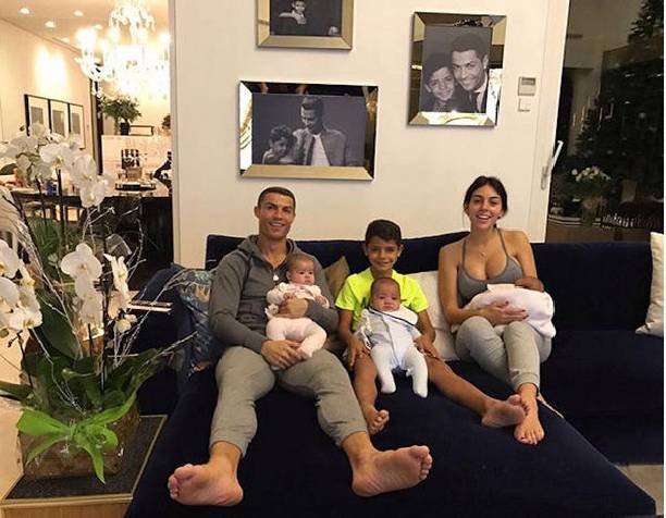 Джорджина Родригес поделилась новой семейной фотографией с Криштиану Роналду и детьми