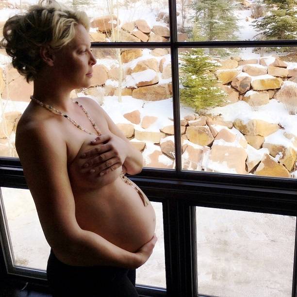 Кэтрин Хейгл показала беременный снимок топлесс и рассказала о тяжелых родах