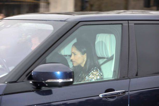 Папарацци опубликовали фото прибытия принца Гарри и Меган Маркл на торжественный обед