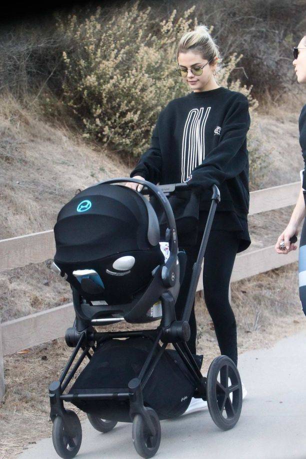 Селена Гомес впервые вышла на прогулку с новорожденным ребенком