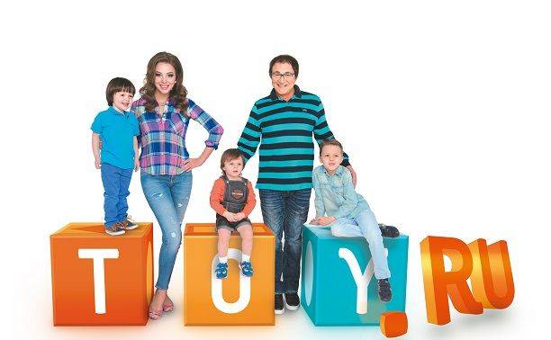 Дмитрий Дибров с женой и тремя детьми снялись в креативной рекламе