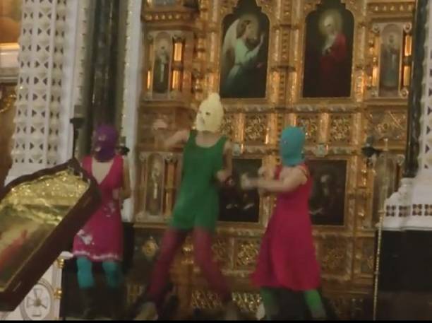 Ксения Собчак подверглась жесткой критике за танец, устроенный у входа в православную церковь