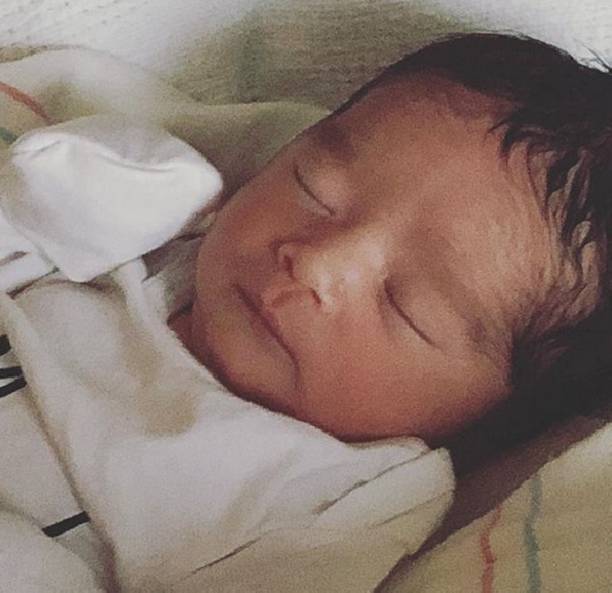 Джессика Альба сообщила о рождении своего третьего ребенка, сразу же опубликовав его первое фото