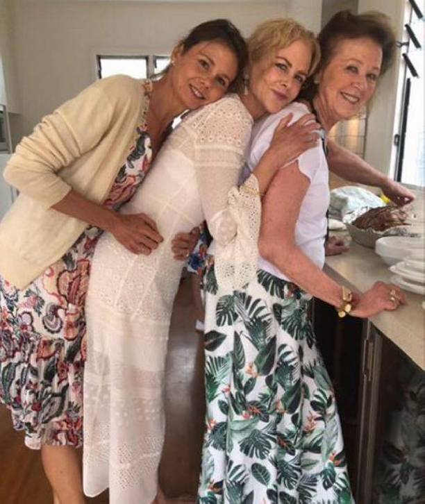Николь Кидман поделилась снимком со своей мамой и сестрой