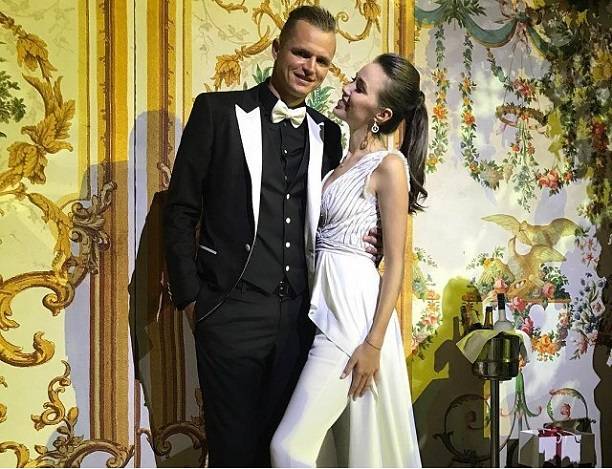 Анастасия Костенко беременна, либо Дмитрий Тарасов на Мальдивах просто разыграл спектакль с помолвкой
