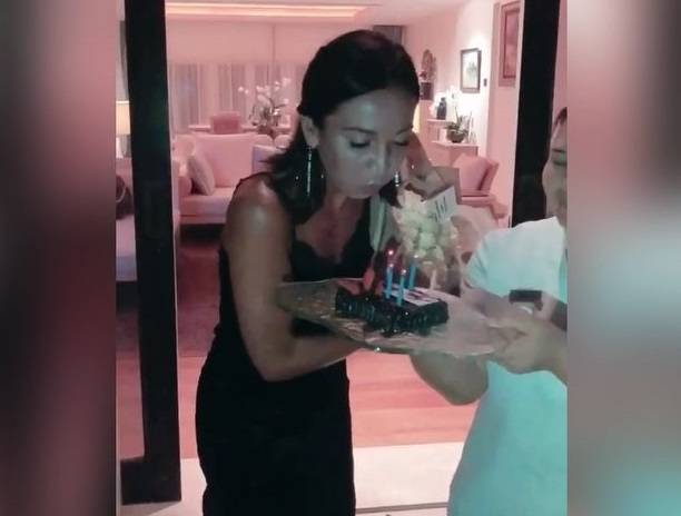 Ольга Бузова отметила день рождения странным тортиком с непонятным количеством свечек