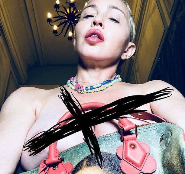 Мадонна в обнаженном виде выставила напоказ свои груди