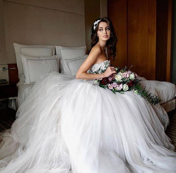 Анастасия Костенко показала очередное свадебное платье