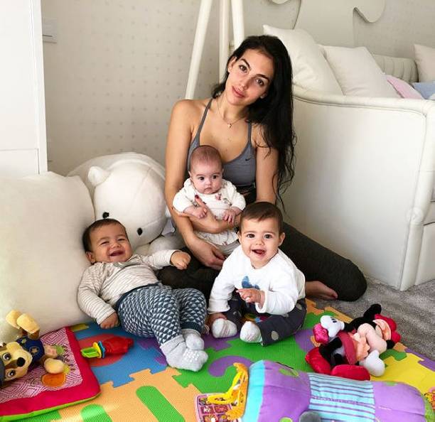 Джорджина Родригес старается уделять одинаковое время троим младшим детям Криштиану Роналду