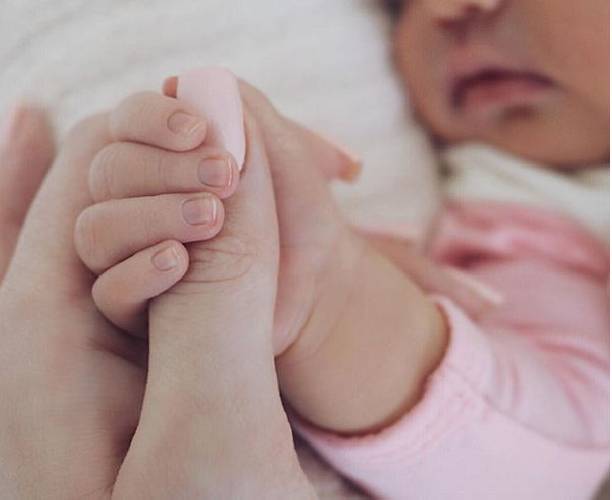 Кайли Дженнер опубликовала первый снимок своей дочери и назвала ее имя
