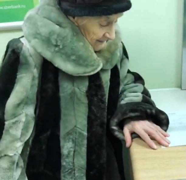 Саша Кабаева помогла собрать 500 000 рублей для бабушки, продающей сказки на морозе