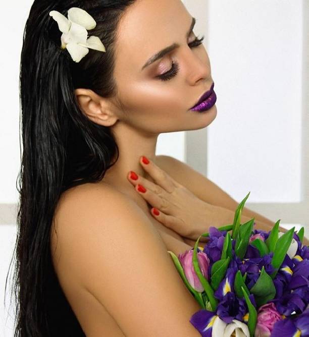 Виктория Романец предстала в новой фотосессии, прикрыв грудь лишь цветочками