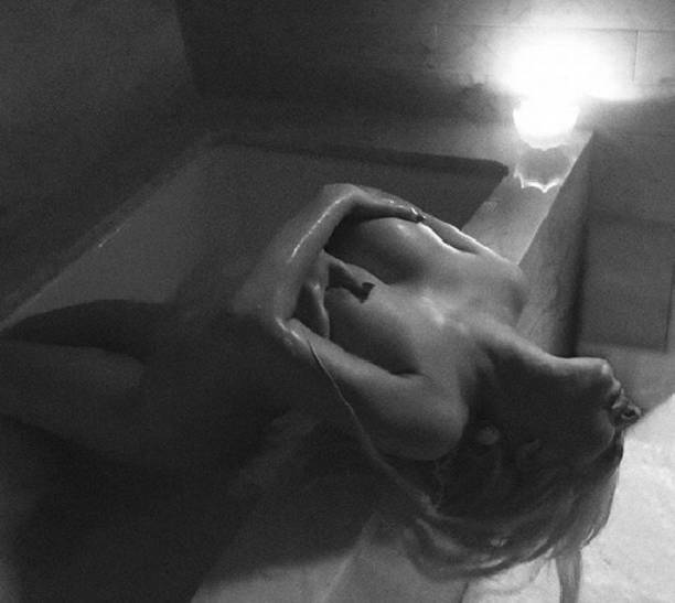 Кристина Агилера полностью обнажилась ради фотосессии в ванной   