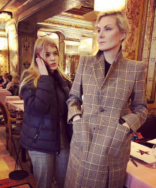 Рената Литвинова с дочкой отдыхает в Париже