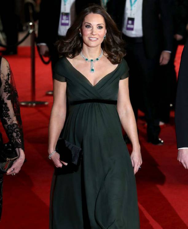 Кейт Миддлтон подчеркнула округлившийся живот в темно-зеленом платье