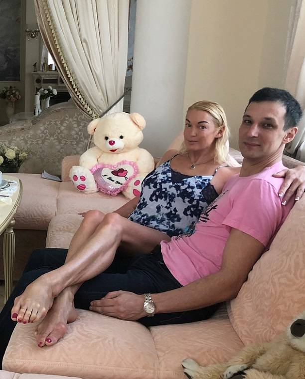 Анастасия Волочкова в нижнем белье и с нарисованным лицом, пытается доказать, что счастлива