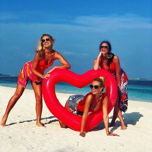 Виктория Лопырева устроила "горячую" фотосессию в купальниках со своими подружками