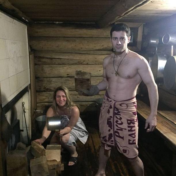 Антон Макарский и Виктория Морозова устроили купание голышом в Байкале
